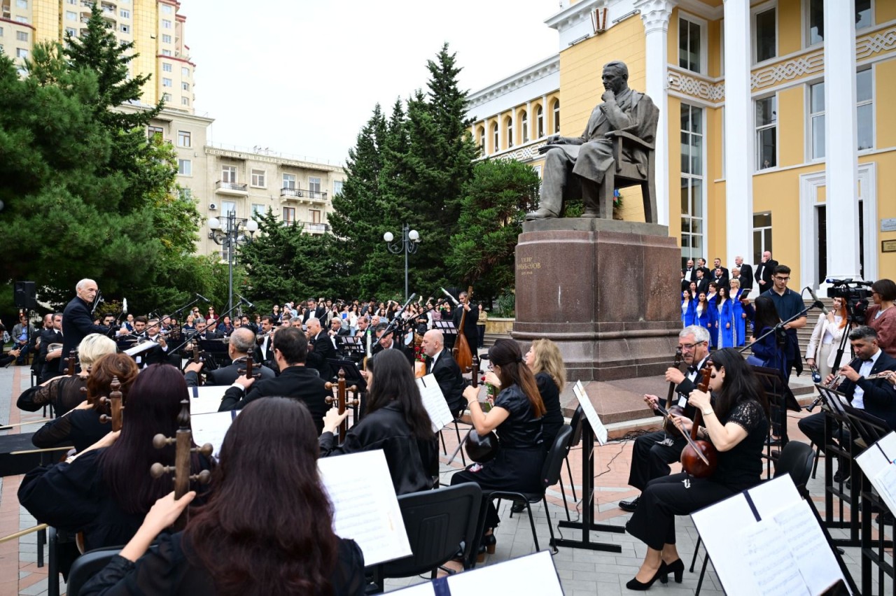 Milli Musiqi Günündə Üzeyir Hacıbəylinin məzarı ziyarət olunub - FOTOLAR