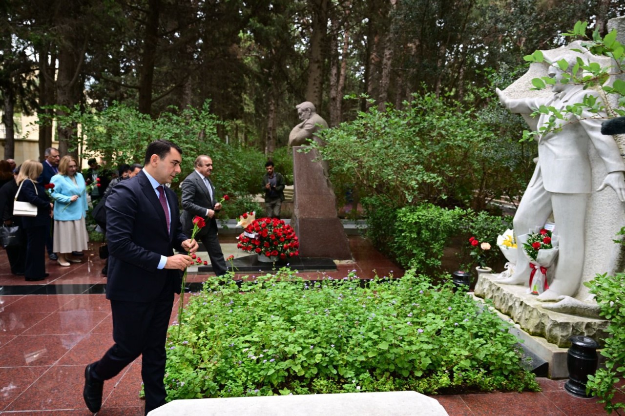 Milli Musiqi Günündə Üzeyir Hacıbəylinin məzarı ziyarət olunub - FOTOLAR