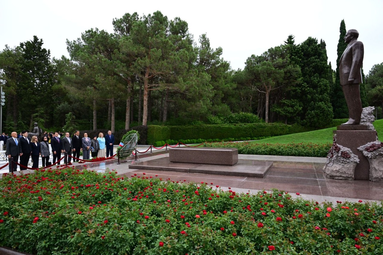 Milli Musiqi Günündə Üzeyir Hacıbəylinin məzarı ziyarət olunub - FOTOLAR
