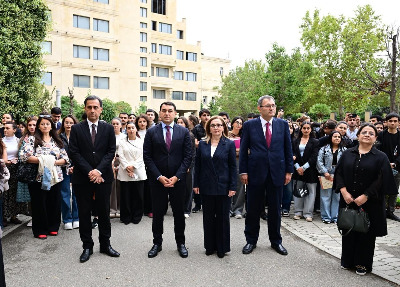 Milli Musiqi Günündə Üzeyir Hacıbəylinin məzarı ziyarət olunub - FOTOLAR