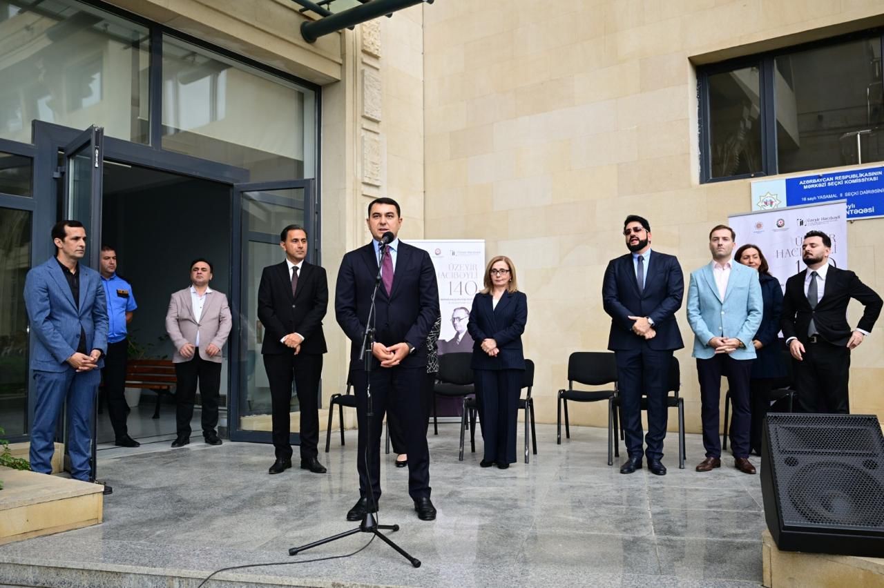 Milli Musiqi Günündə Üzeyir Hacıbəylinin məzarı ziyarət olunub - FOTOLAR