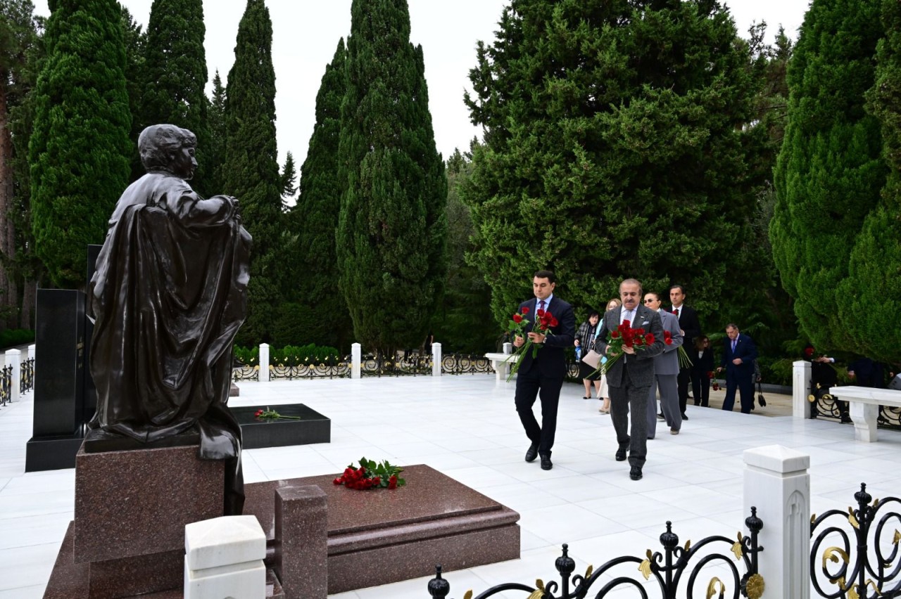 Milli Musiqi Günündə Üzeyir Hacıbəylinin məzarı ziyarət olunub - FOTOLAR