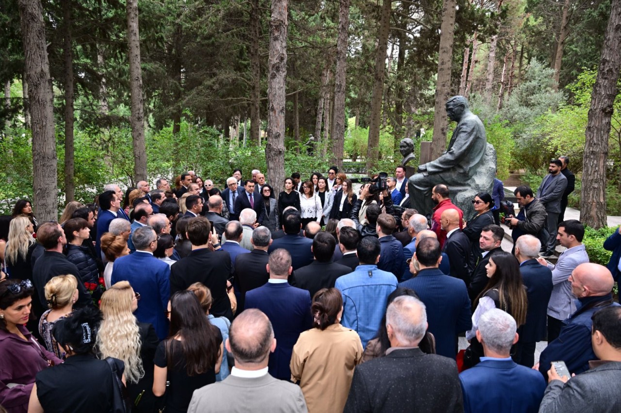 Milli Musiqi Günündə Üzeyir Hacıbəylinin məzarı ziyarət olunub - FOTOLAR