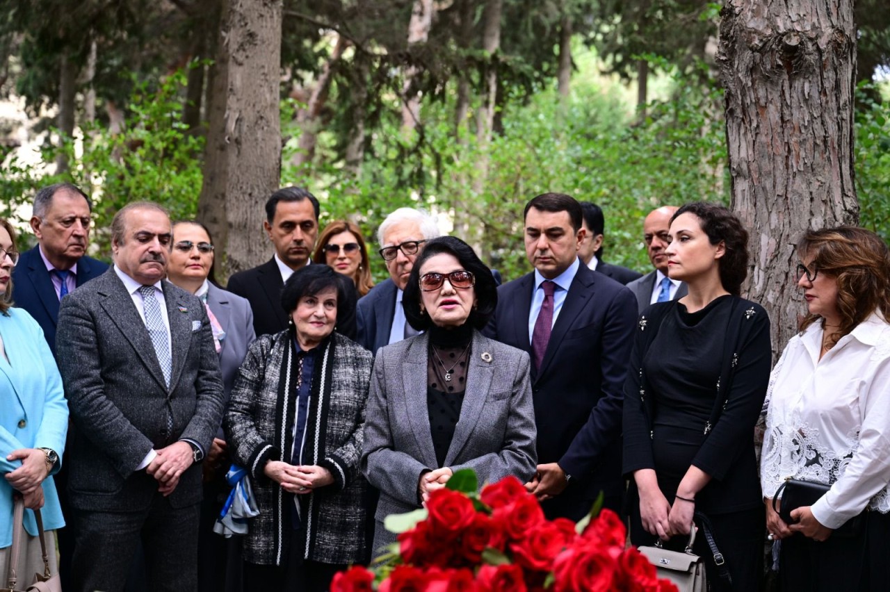 Milli Musiqi Günündə Üzeyir Hacıbəylinin məzarı ziyarət olunub - FOTOLAR