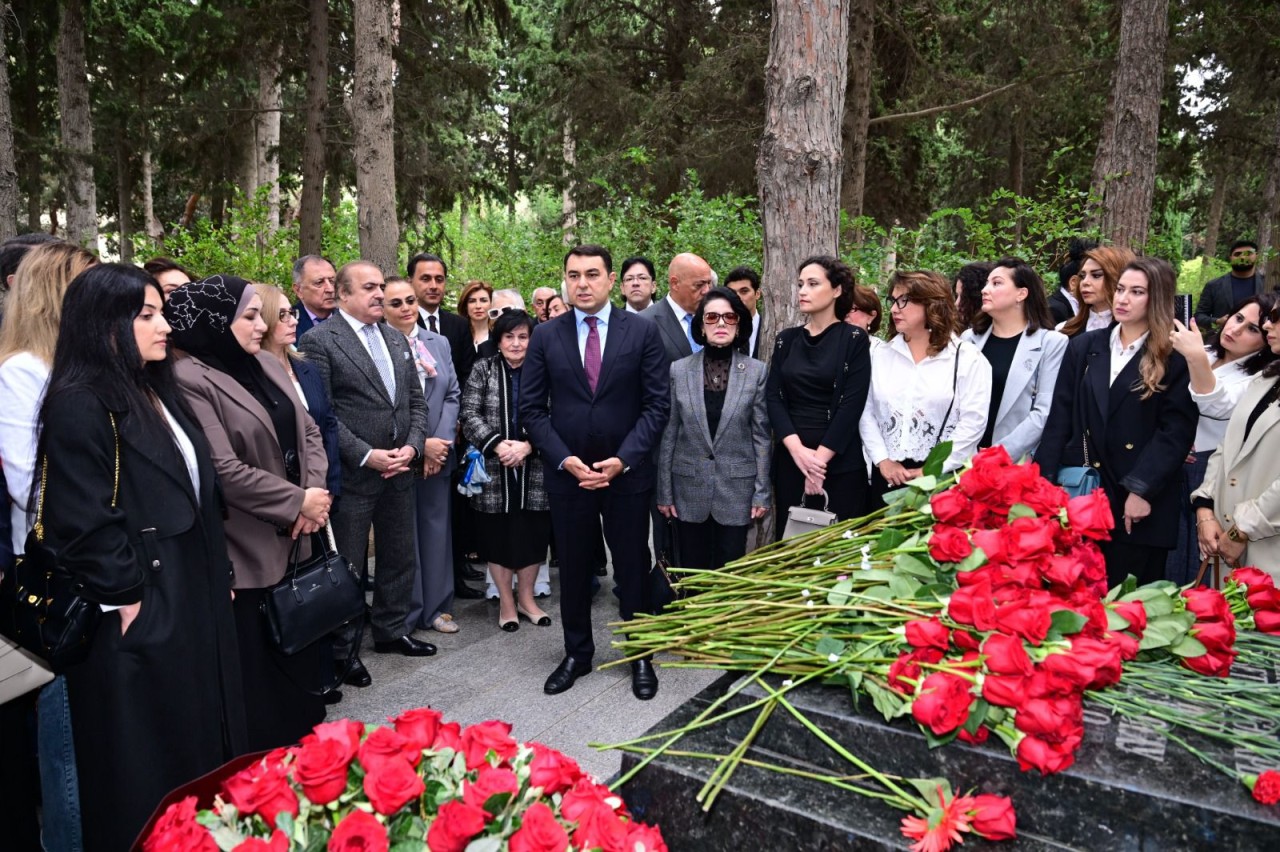 Milli Musiqi Günündə Üzeyir Hacıbəylinin məzarı ziyarət olunub - FOTOLAR