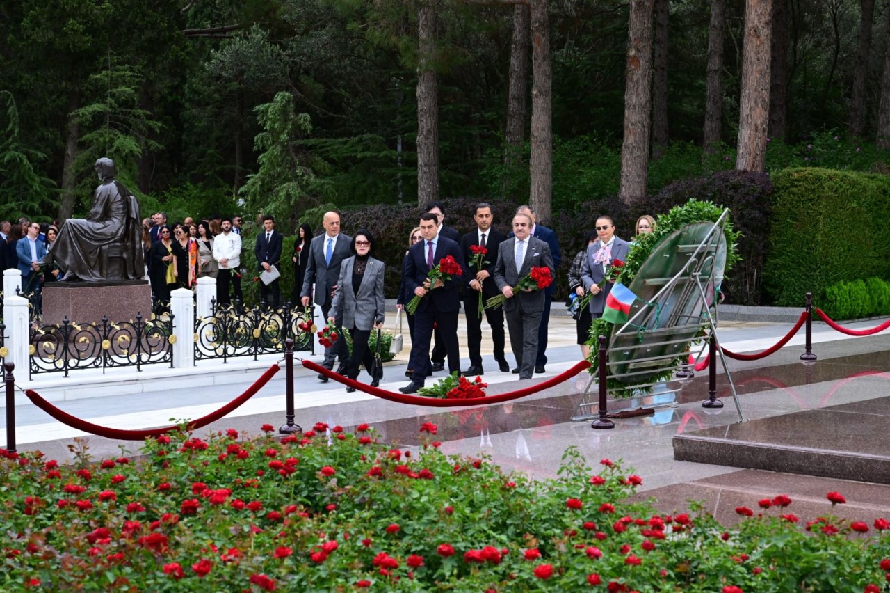 Milli Musiqi Günündə Üzeyir Hacıbəylinin məzarı ziyarət olunub - FOTOLAR