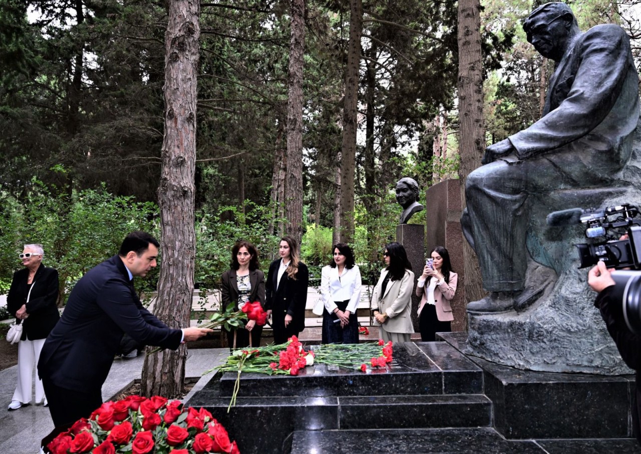 Milli Musiqi Günündə Üzeyir Hacıbəylinin məzarı ziyarət olunub - FOTOLAR