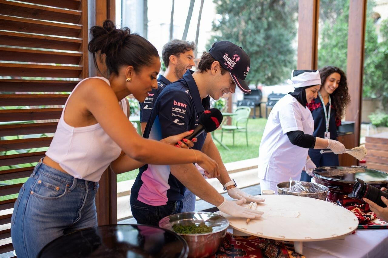 "Formula 1" pilotları Bakıda qutab bişirdilər - FOTOLAR