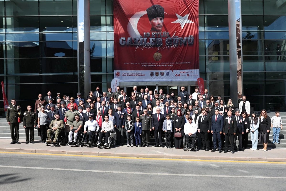 Yaşar Gülər azərbaycanlı qazilərlə görüşdü - FOTOLAR