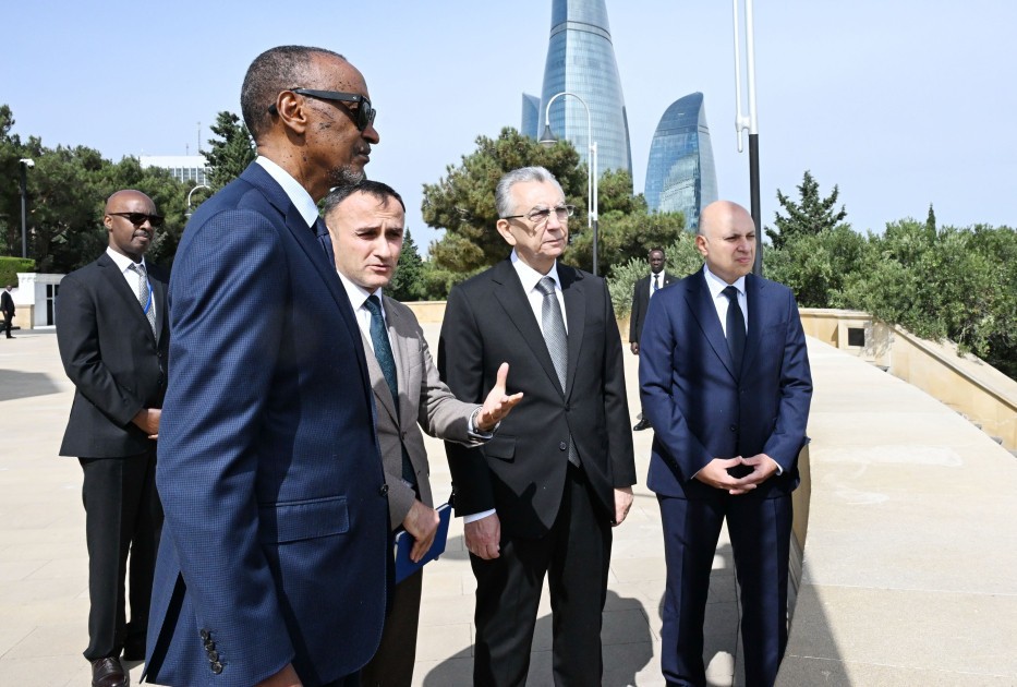 Ruanda prezidenti Fəxri və Şəhidlər xiyabanlarını ziyarət edib - FOTOLAR (YENİLƏNİB)