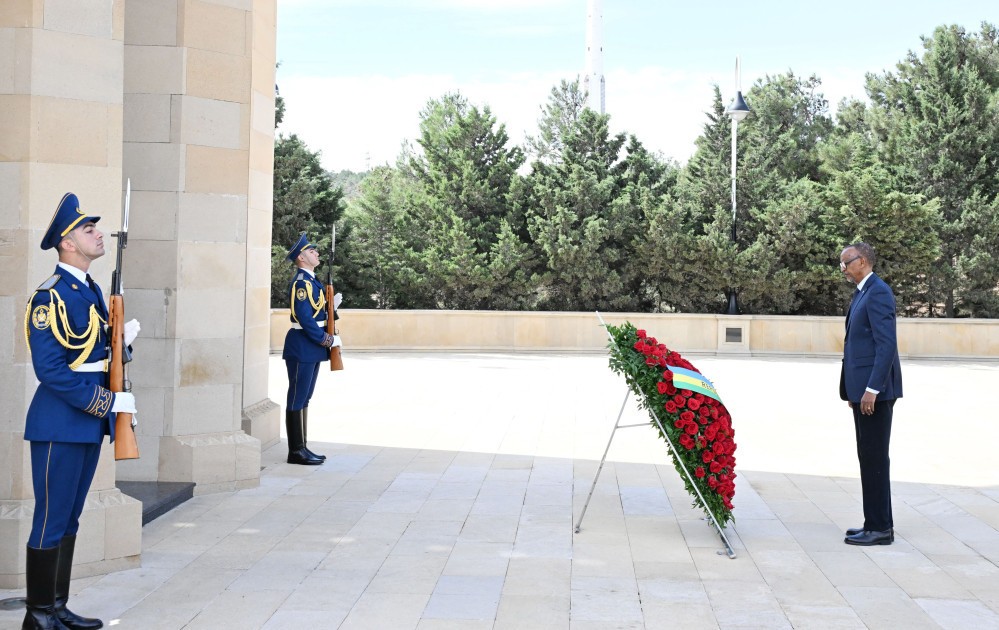 Ruanda prezidenti Fəxri və Şəhidlər xiyabanlarını ziyarət edib - FOTOLAR (YENİLƏNİB)