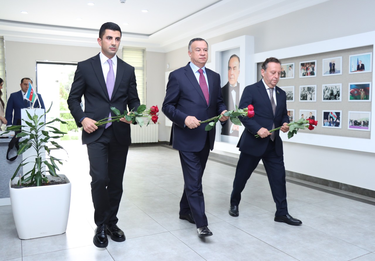 YAP Nərimanov rayon təşkilatında yüksək bal toplayan məzunlarla görüş keçirildi - FOTOLAR