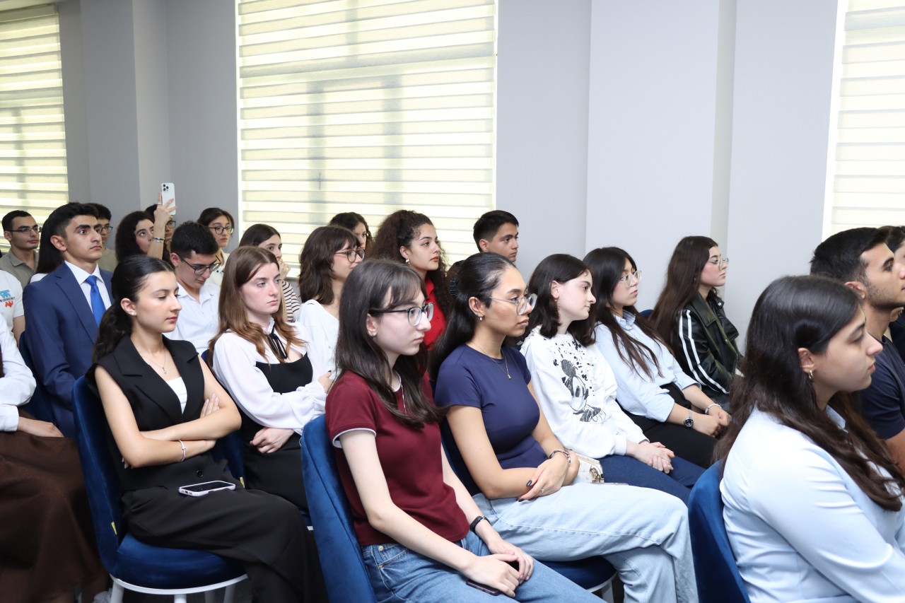 YAP Nərimanov rayon təşkilatında yüksək bal toplayan məzunlarla görüş keçirildi - FOTOLAR