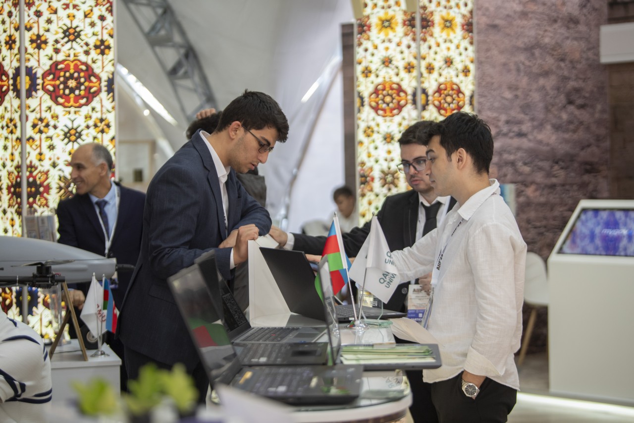 Məcnun Məmmədov beynəlxalq forumda çıxış edib - FOTOLAR