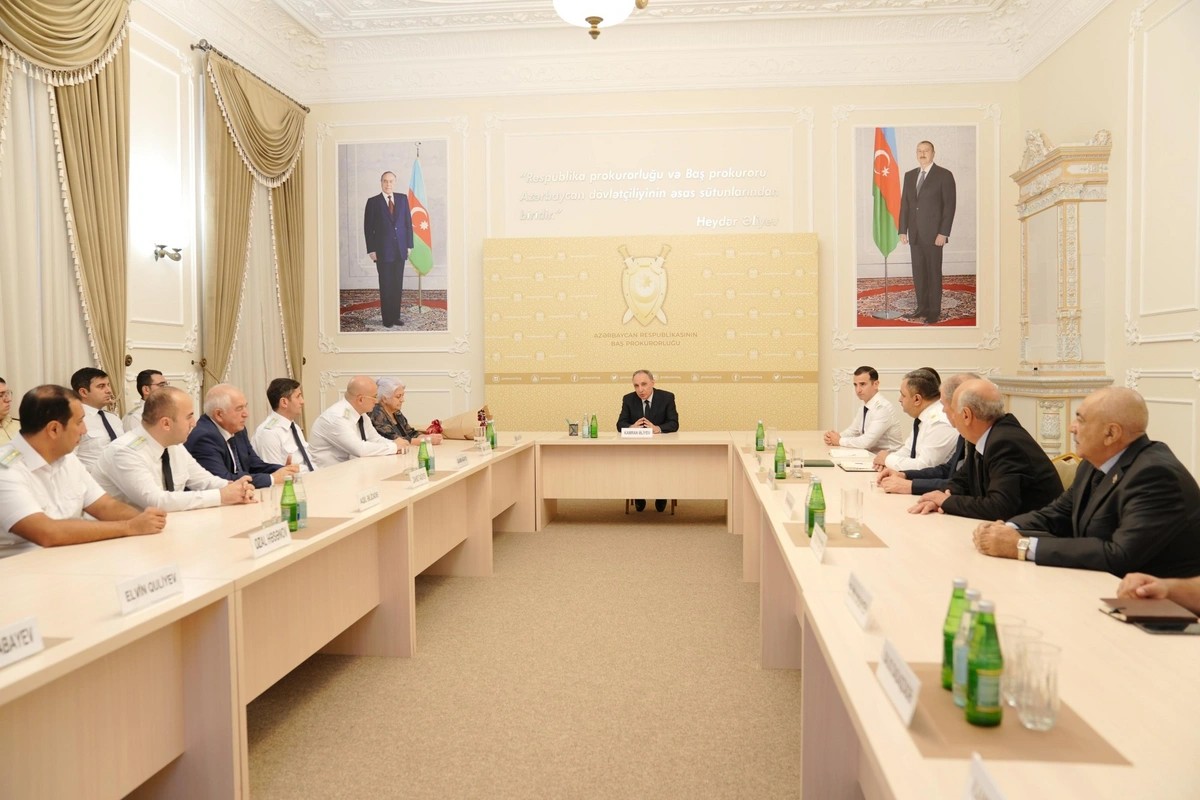 Kamran Əliyev şəhid olan prokurorluq əməkdaşlarının ailə üzvləri ilə görüşdü - FOTOLAR