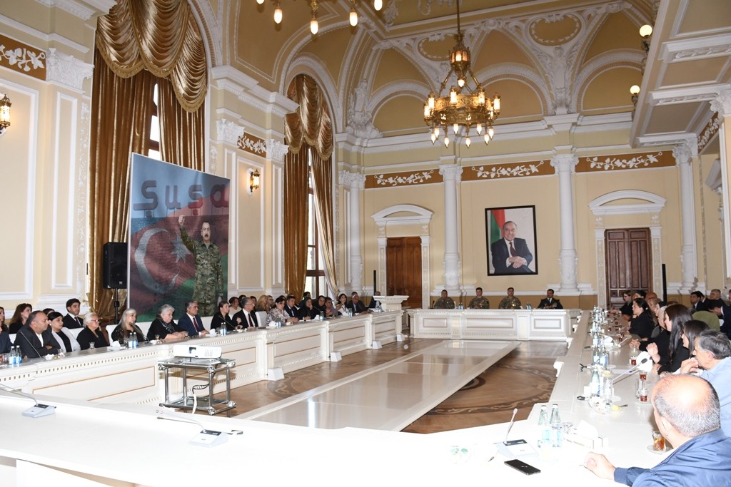 Bakı Şəhər İcra Hakimiyyətində şəhid ailələri ilə görüş keçirilib - FOTOLAR