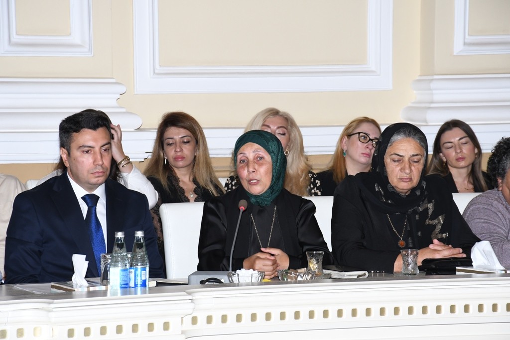 Bakı Şəhər İcra Hakimiyyətində şəhid ailələri ilə görüş keçirilib - FOTOLAR