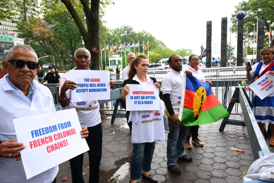 Fransa və Niderland müstəmləkələri BMT-nin qarşısında aksiya keçirdi - FOTOLAR