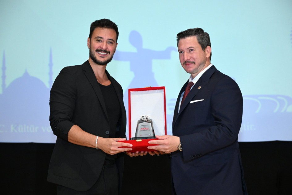 Hülya Koçyiğit və digər məşhurlar Bakıda türk film günlərinin qala gecəsində - FOTOLAR