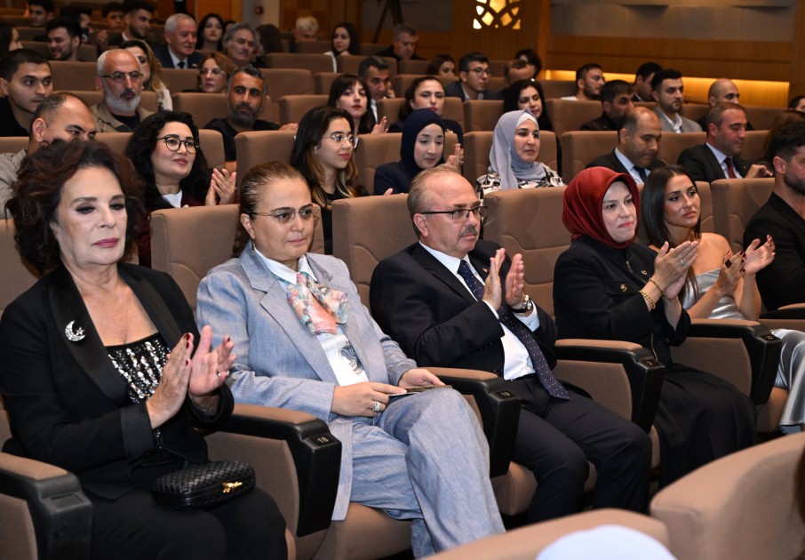 Hülya Koçyiğit və digər məşhurlar Bakıda türk film günlərinin qala gecəsində - FOTOLAR