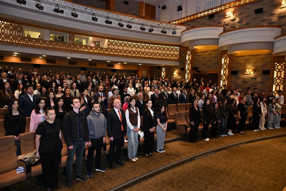 Hülya Koçyiğit və digər məşhurlar Bakıda türk film günlərinin qala gecəsində - FOTOLAR