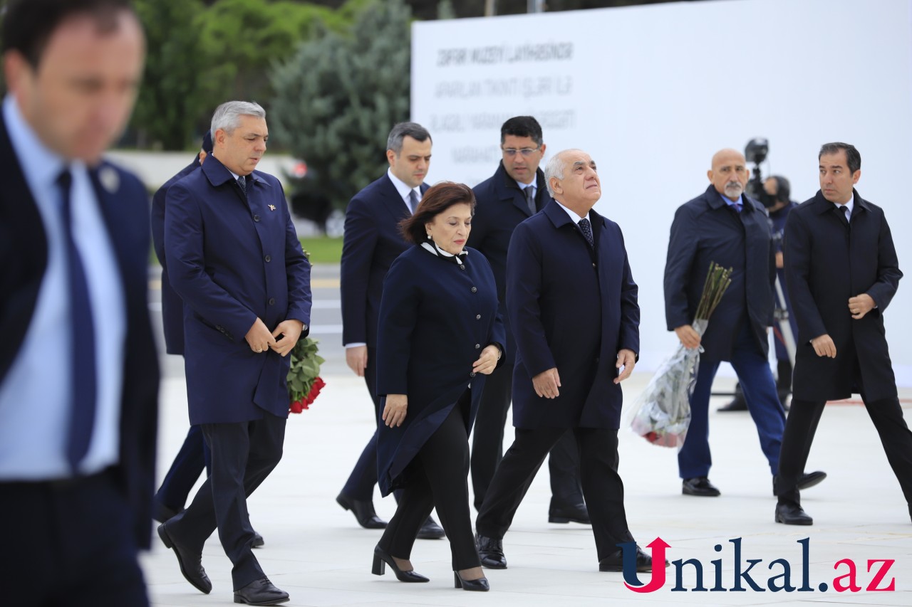 Dövlət rəsmiləri Zəfər parkını ziyarət edir - FOTOLAR (VİDEO)