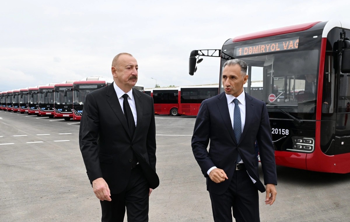 İlham Əliyev "BakuBus"un Gəncə Avtoparkının açılışında - FOTOLAR
