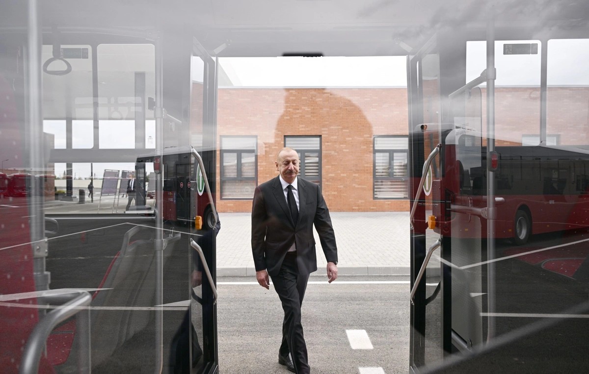 İlham Əliyev "BakuBus"un Gəncə Avtoparkının açılışında - FOTOLAR