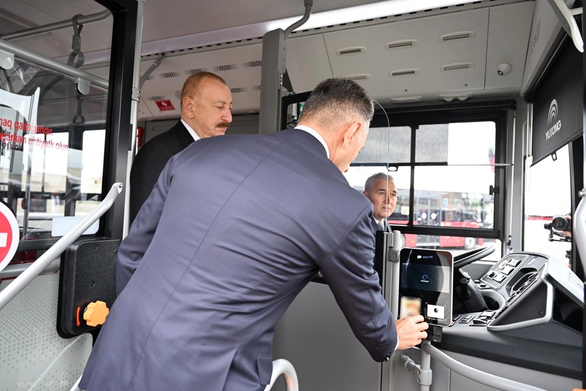 İlham Əliyev "BakuBus"un Gəncə Avtoparkının açılışında - FOTOLAR