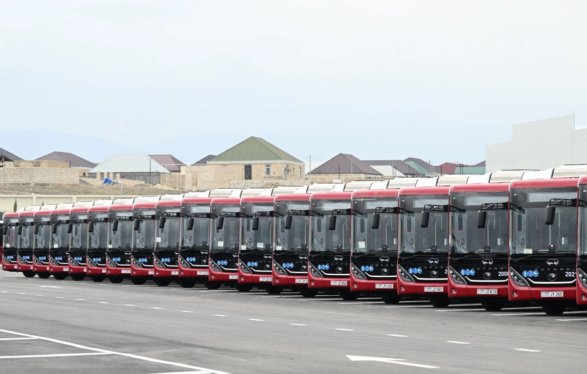 İlham Əliyev "BakuBus"un Gəncə Avtoparkının açılışında - FOTOLAR