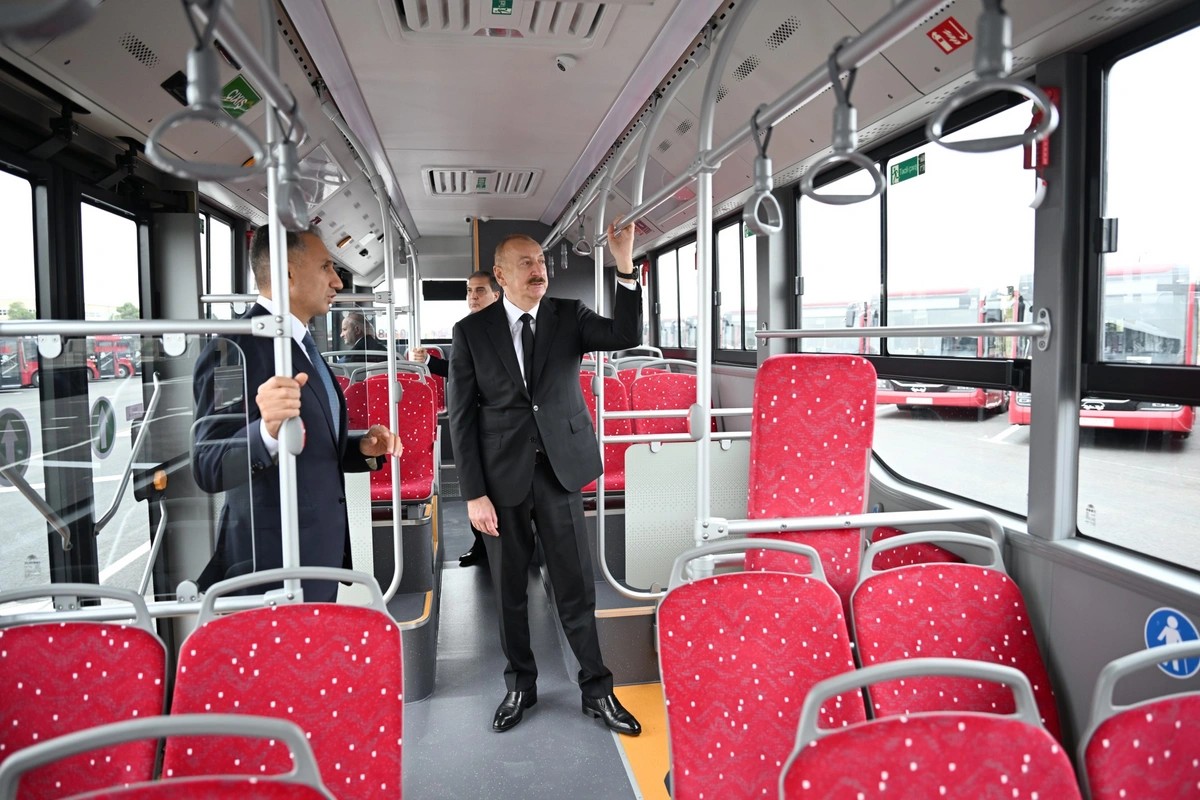 İlham Əliyev "BakuBus"un Gəncə Avtoparkının açılışında - FOTOLAR