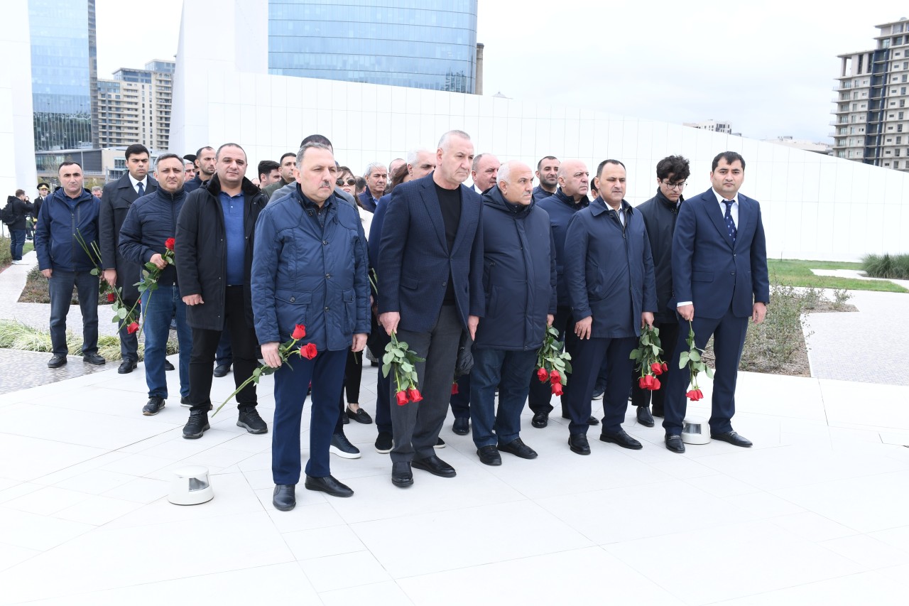 Dövlət Komitəsinin kollektivi Zəfər parkını ziyarət edib - FOTOLAR