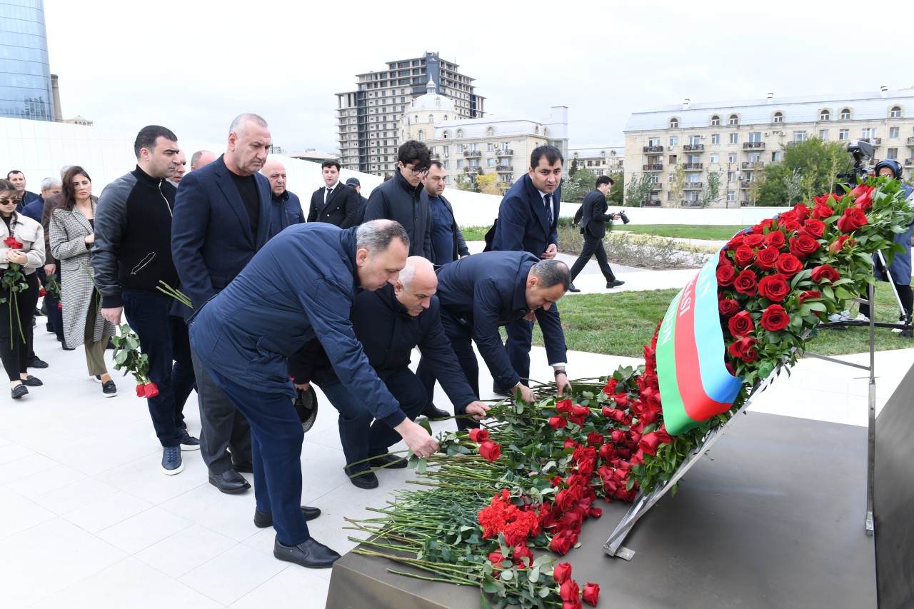 Dövlət Komitəsinin kollektivi Zəfər parkını ziyarət edib - FOTOLAR
