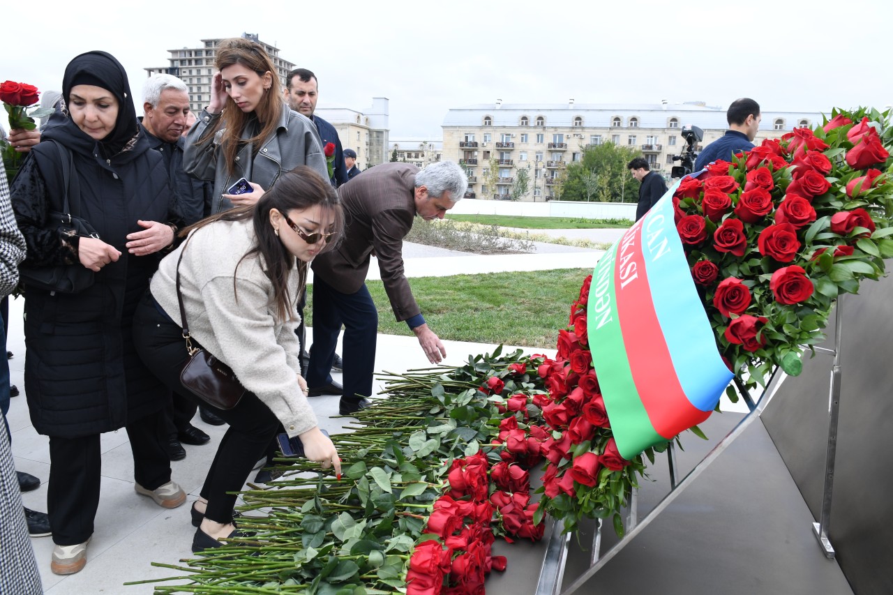 Dövlət Komitəsinin kollektivi Zəfər parkını ziyarət edib - FOTOLAR
