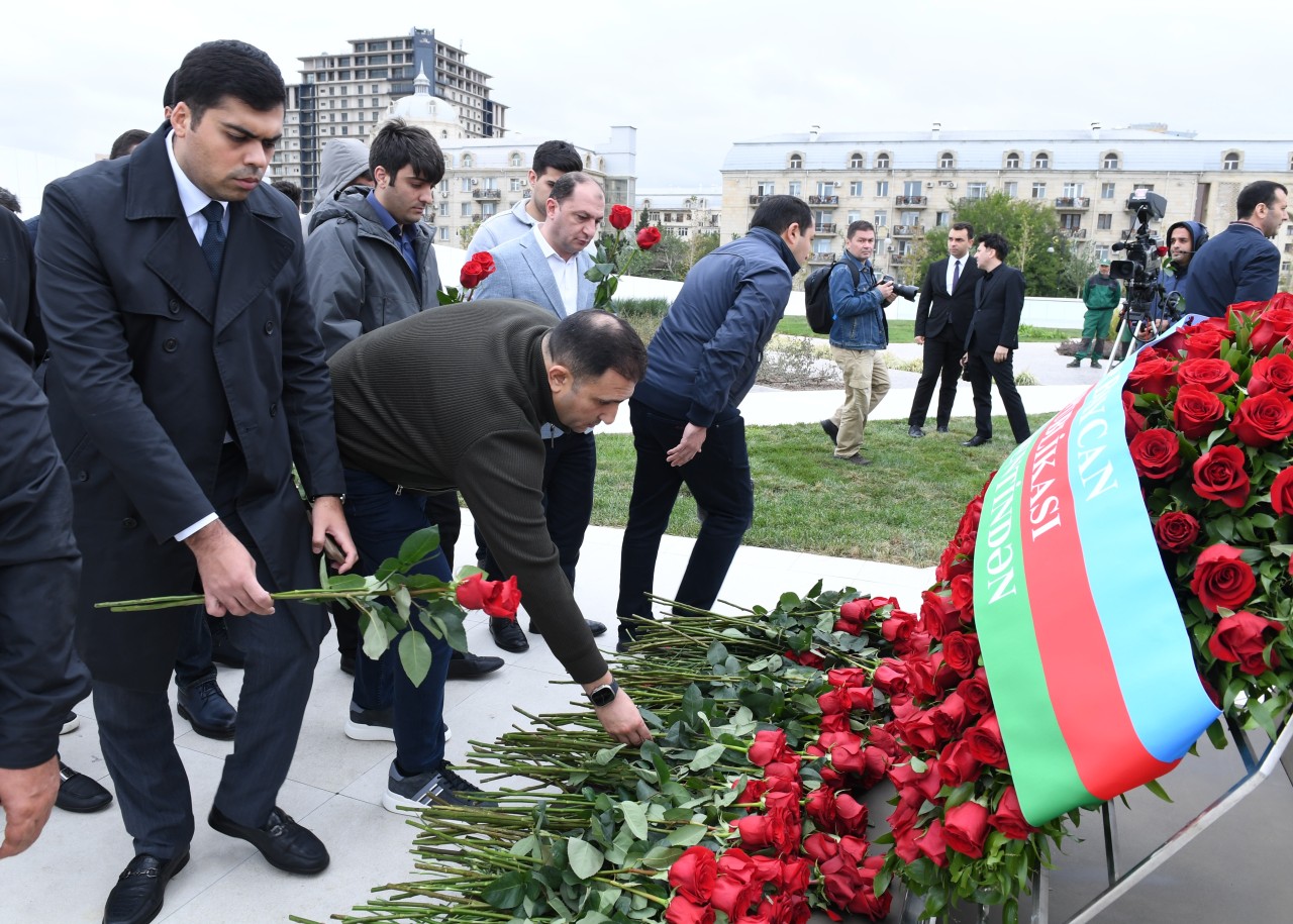Dövlət Komitəsinin kollektivi Zəfər parkını ziyarət edib - FOTOLAR