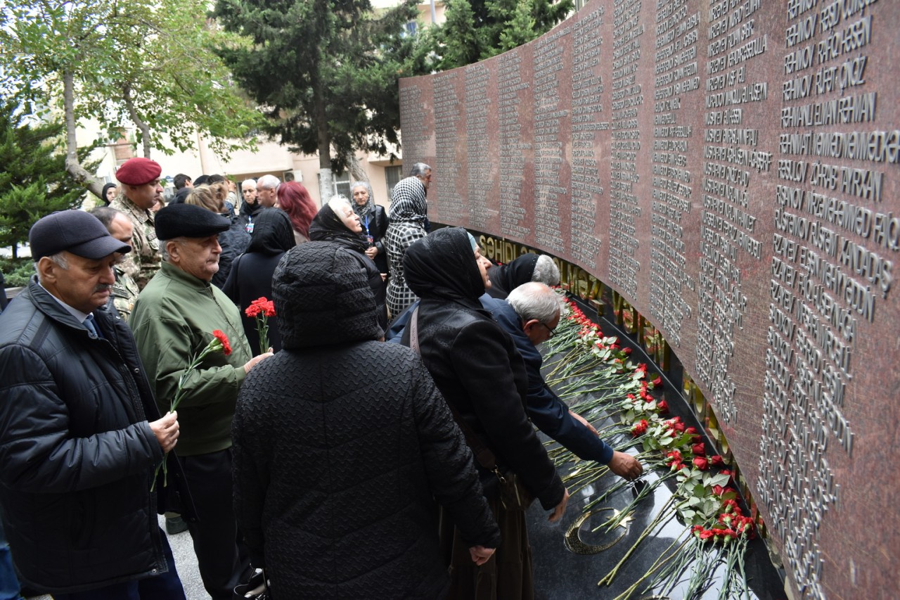 Yasamal rayon ictimaiyyəti şəhidləri yad edib - FOTOLAR