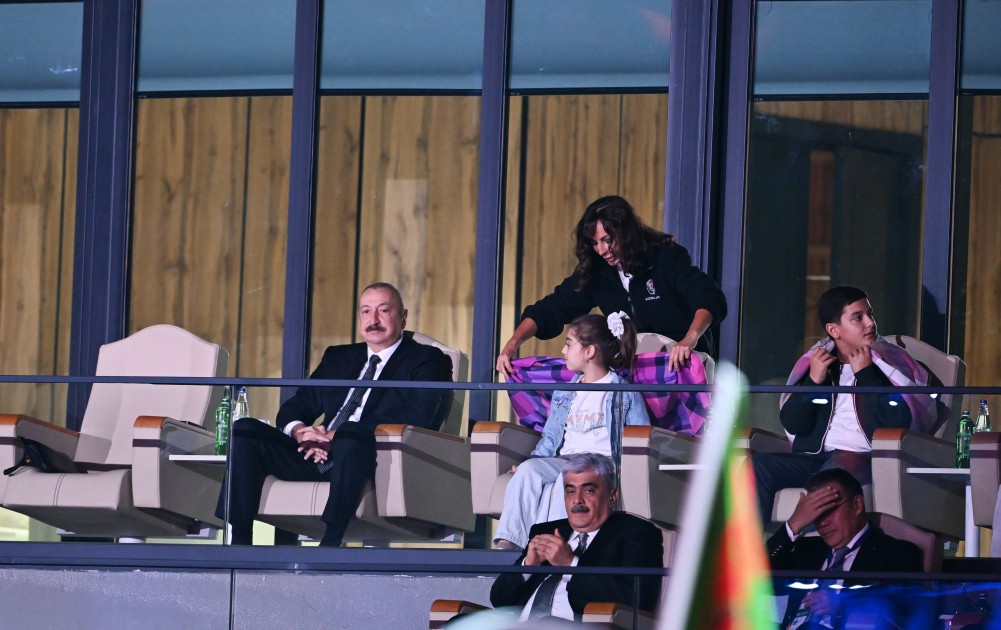 Mehriban Əliyevadan üşüyən uşağa ana nəvazişi - FOTOLAR (VİDEO)