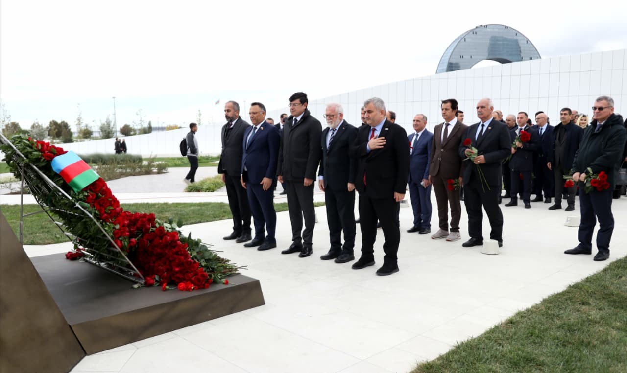 Türkiyəli rektorlar komitə əməkdaşları ilə birgə Zəfər parkını ziyarət ediblər - FOTOLAR