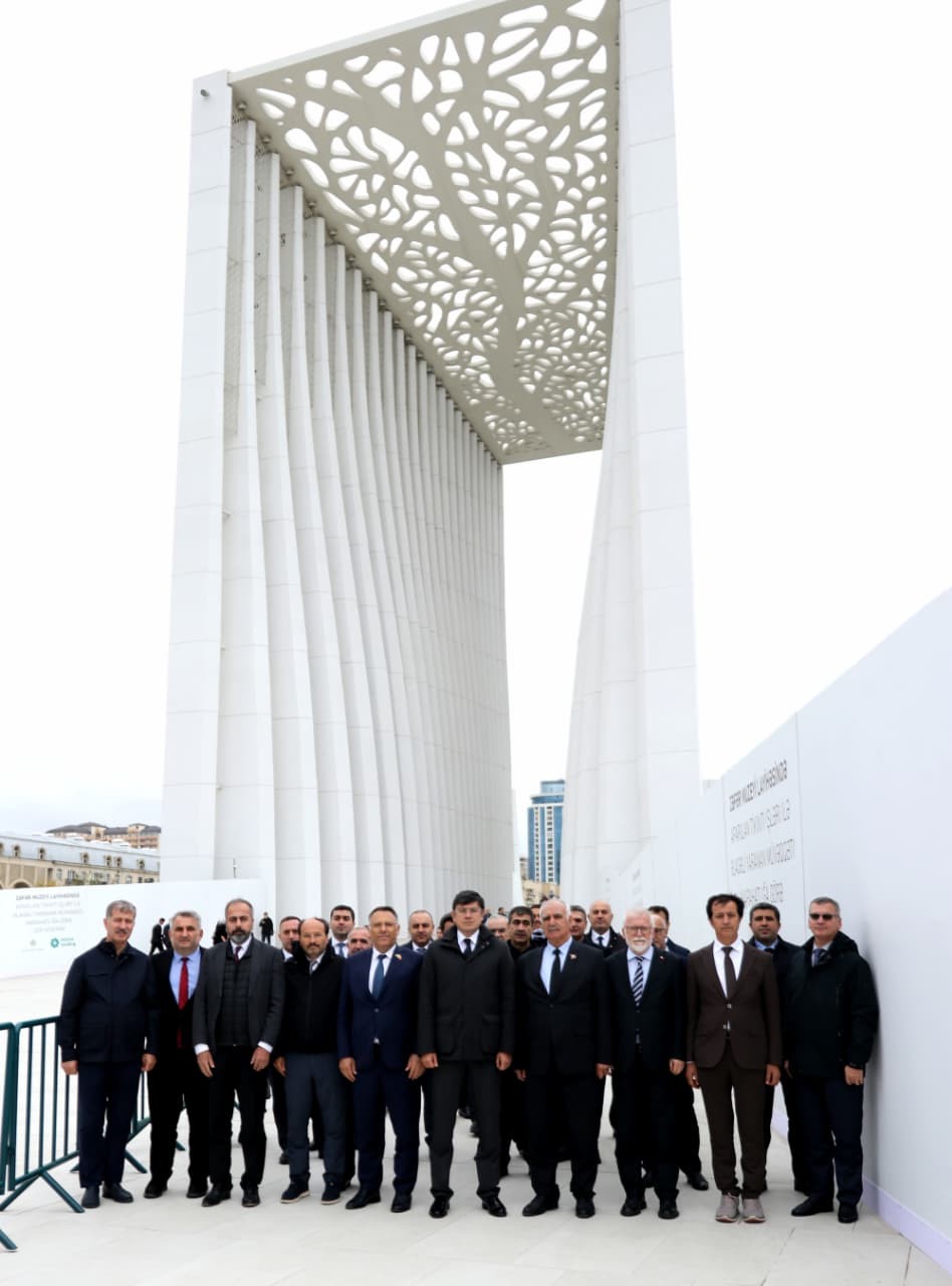 Türkiyəli rektorlar komitə əməkdaşları ilə birgə Zəfər parkını ziyarət ediblər - FOTOLAR