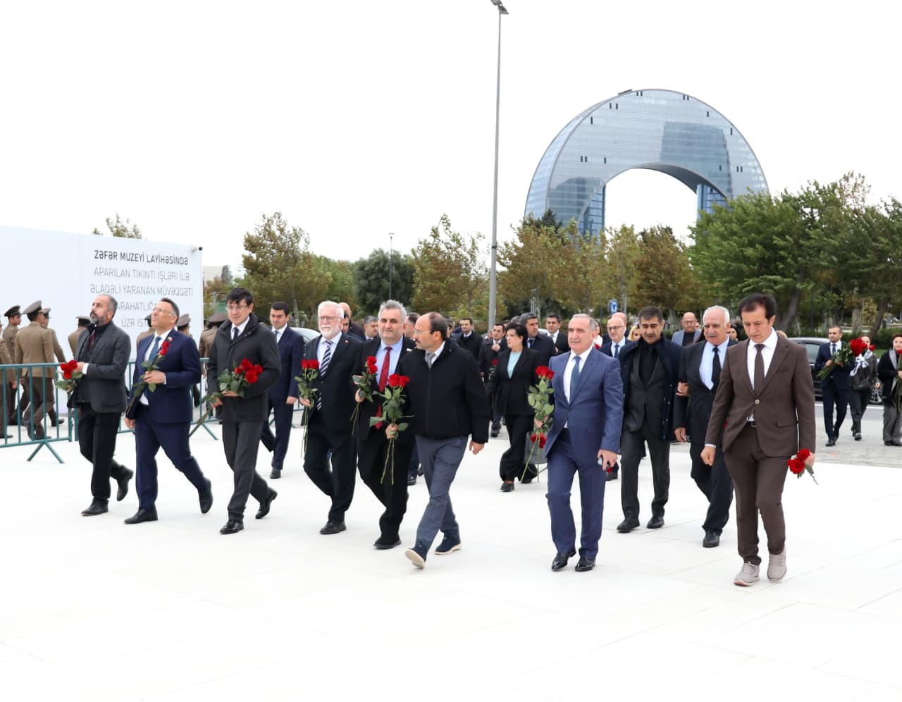 Türkiyəli rektorlar komitə əməkdaşları ilə birgə Zəfər parkını ziyarət ediblər - FOTOLAR