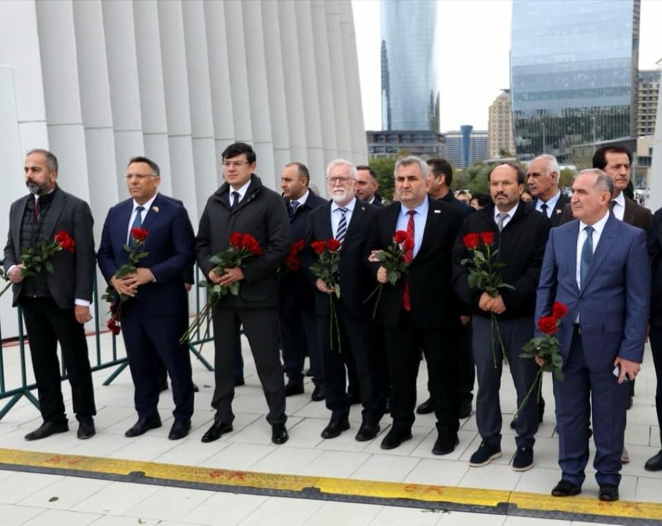 Türkiyəli rektorlar komitə əməkdaşları ilə birgə Zəfər parkını ziyarət ediblər - FOTOLAR