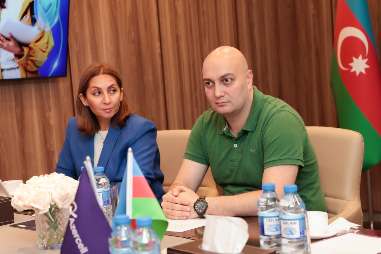 "Azercell" bu tələbə qızları təbrik etdi - FOTOLAR