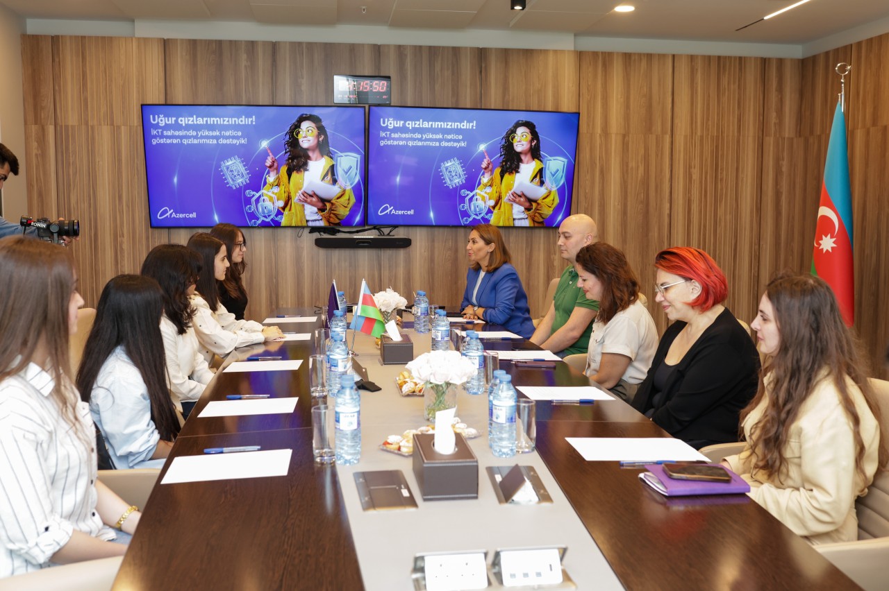 "Azercell" bu tələbə qızları təbrik etdi - FOTOLAR