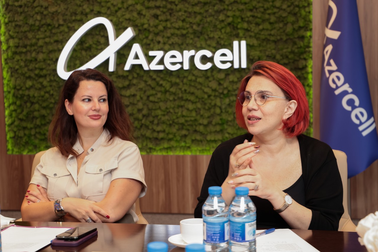 "Azercell" bu tələbə qızları təbrik etdi - FOTOLAR