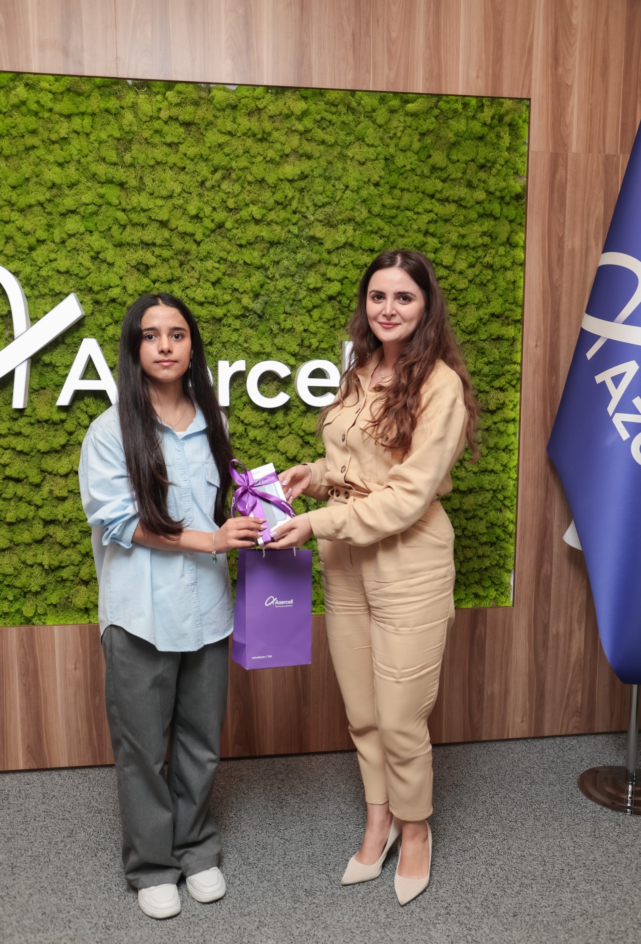 "Azercell" bu tələbə qızları təbrik etdi - FOTOLAR