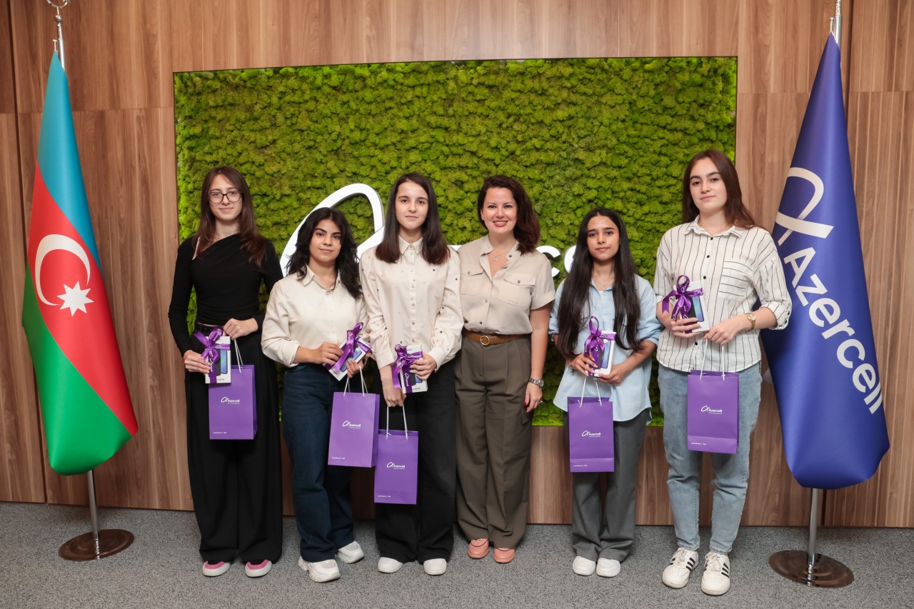 "Azercell" bu tələbə qızları təbrik etdi - FOTOLAR