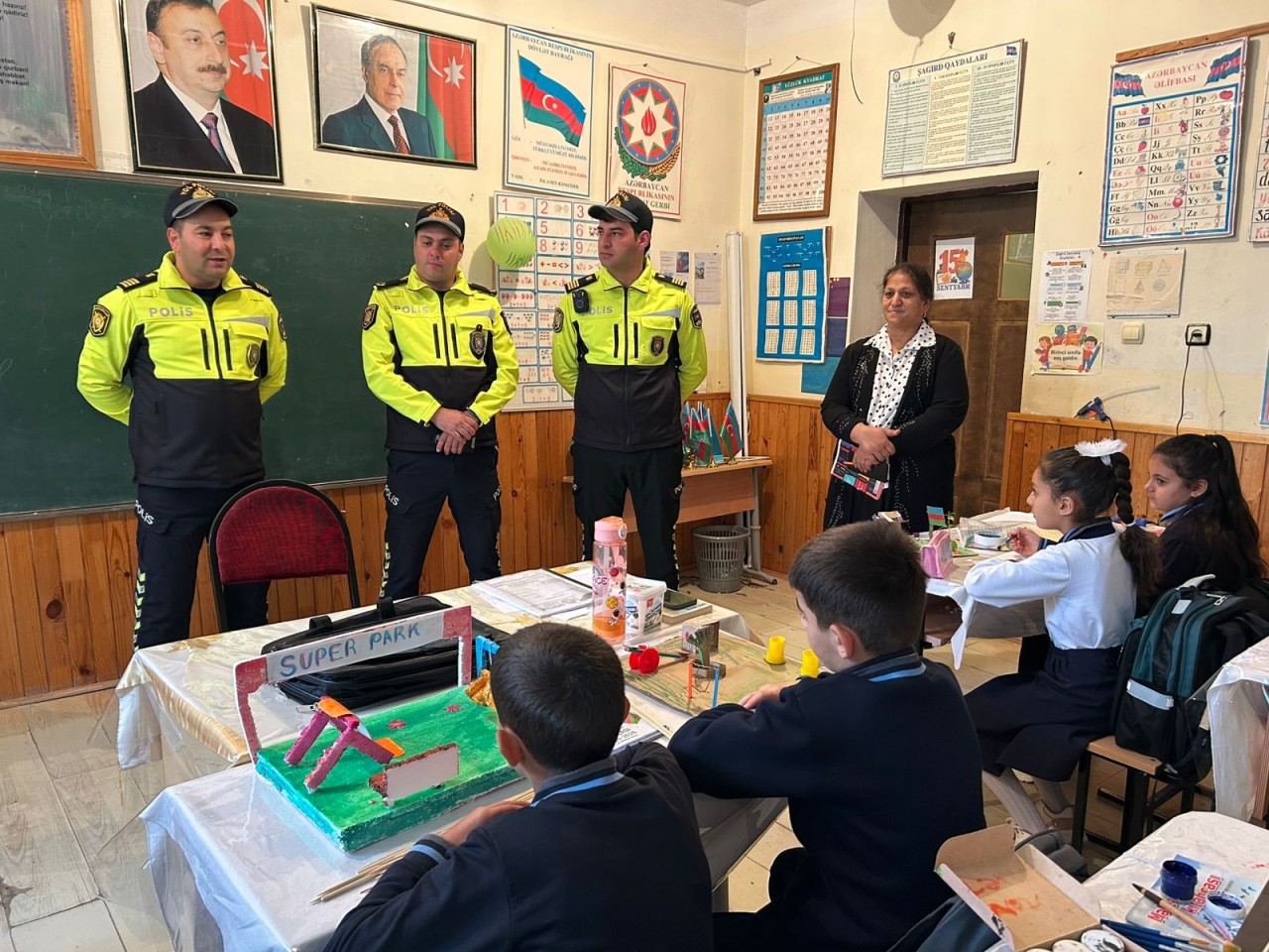 Polislər məktəblilərlə görüş keçirdilər - FOTOLAR
