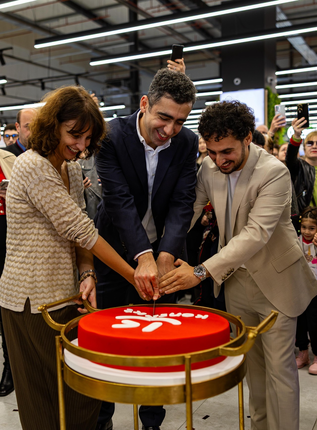 “Kontakt” Gürcüstanın ən böyük mall-larından birində mağaza açdı - FOTOLAR