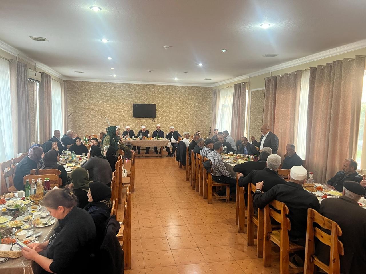 Deputat Asif Əsgərov şəhid ailələri ilə birlikdə ehsan süfrəsində iştirak edib - FOTOLAR