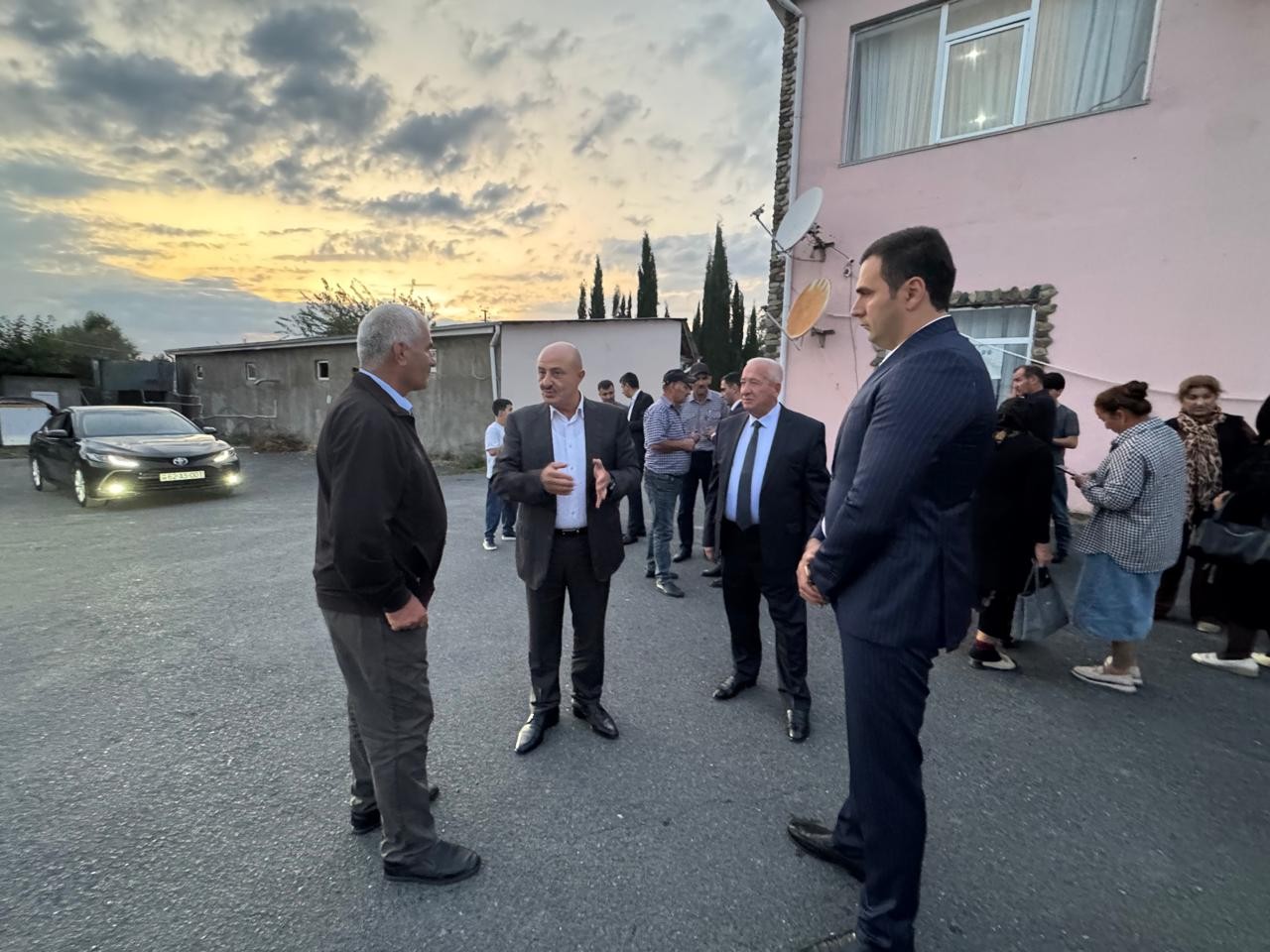 Deputat Asif Əsgərov şəhid ailələri ilə birlikdə ehsan süfrəsində iştirak edib - FOTOLAR